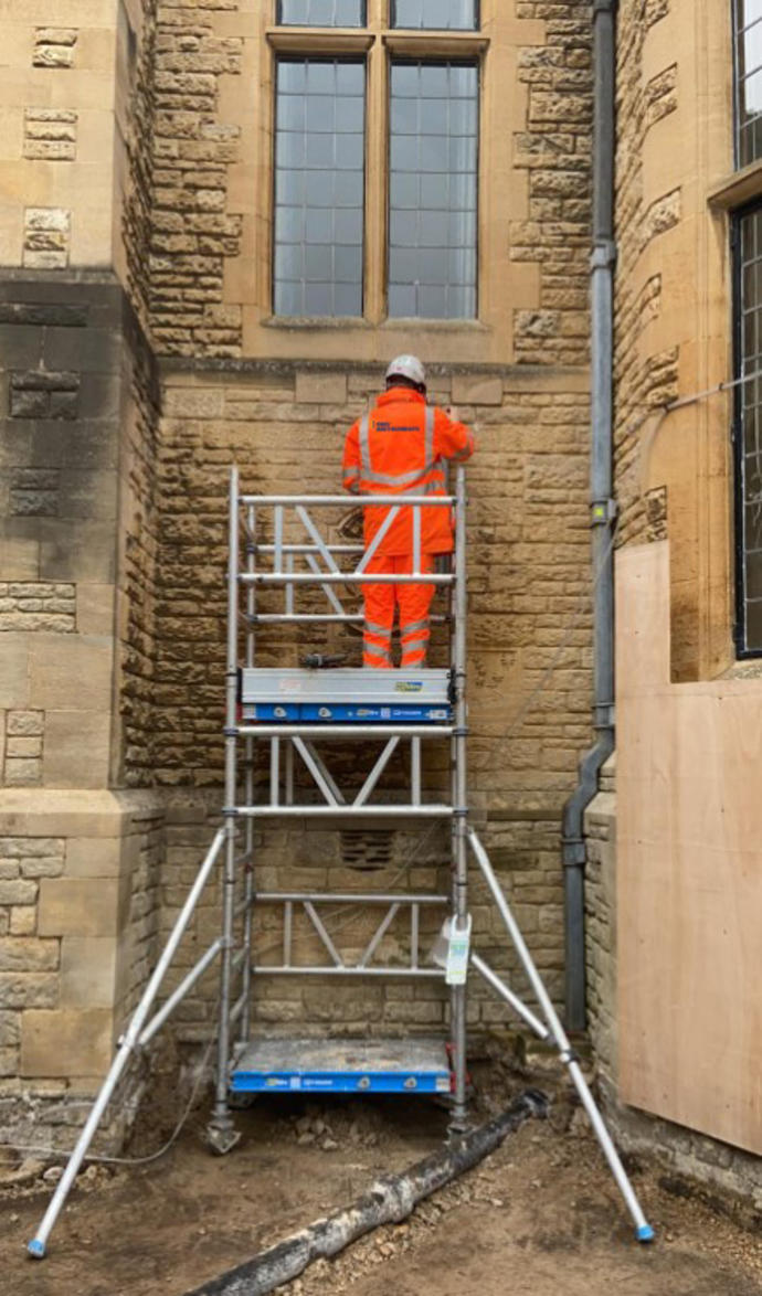 Installing hydrostatic levelling cells on the building